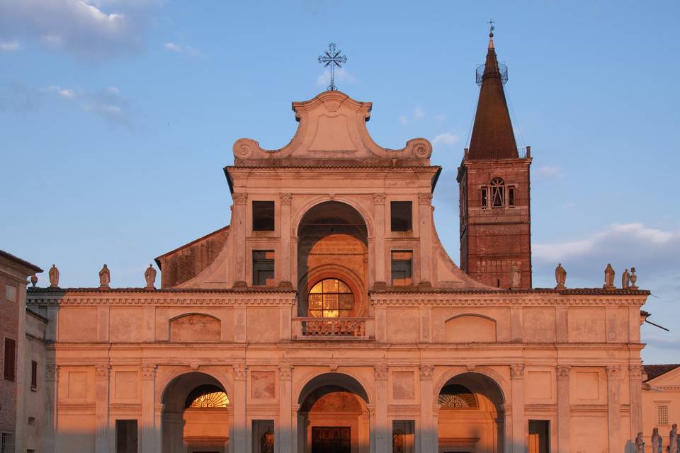 La facciata della Basilica