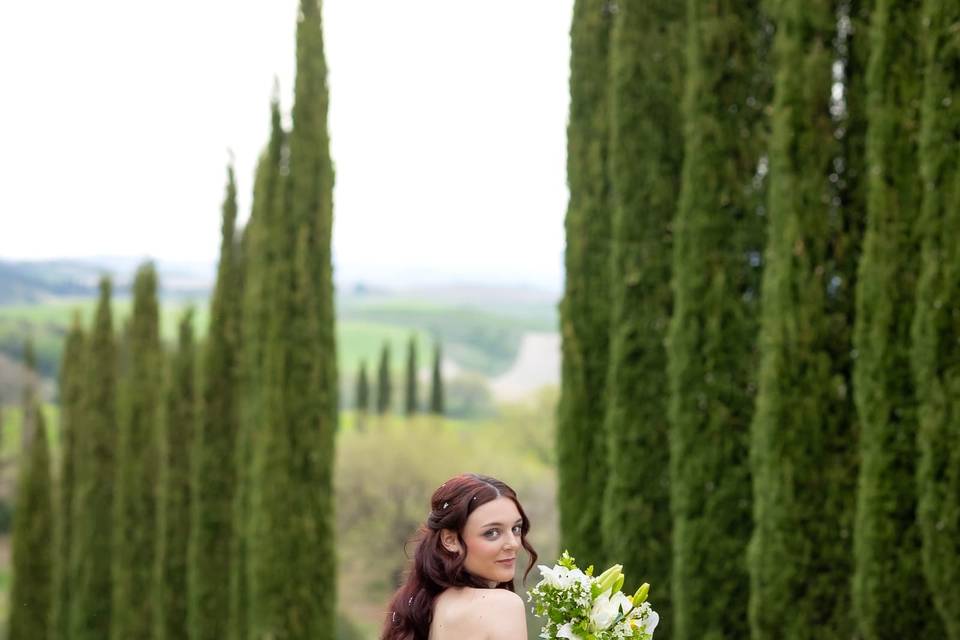 Sposa tra i cipressi