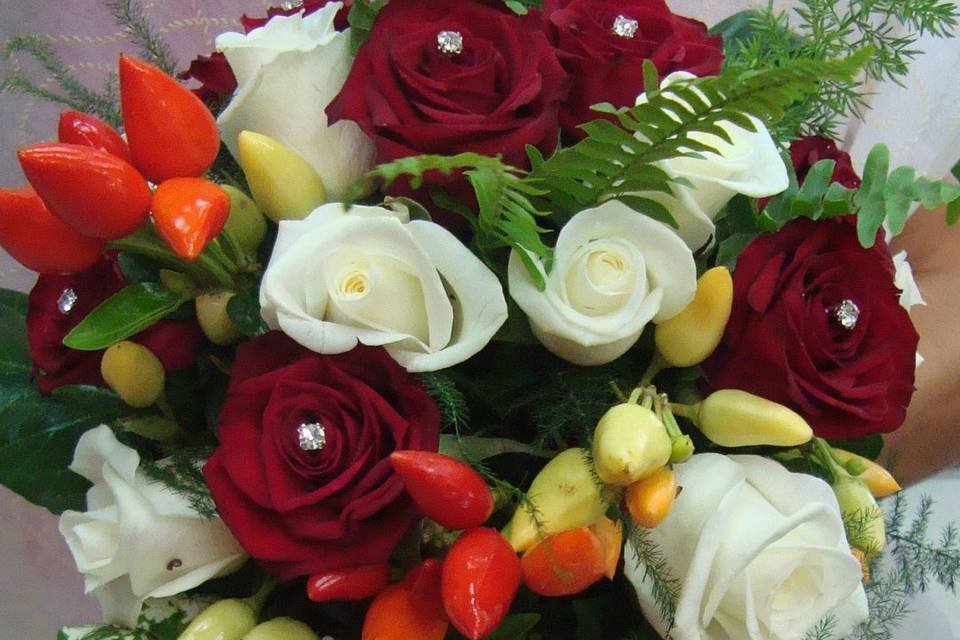 Rose rosse,bianche,peperoncino