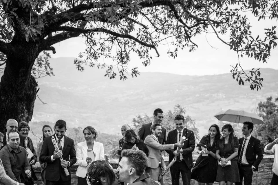 Un bacio fuori dalla chiesa