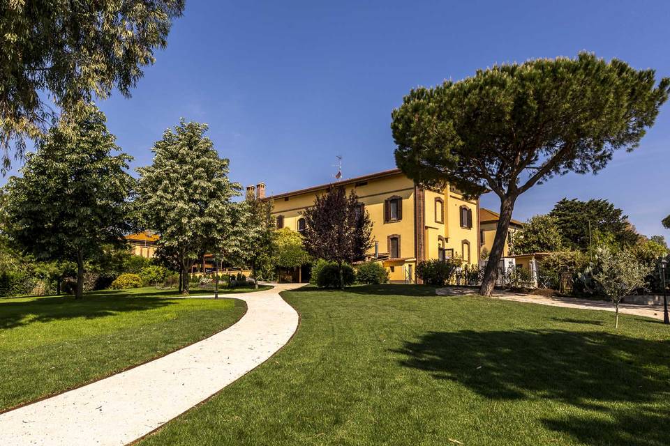 Un viale nel verde