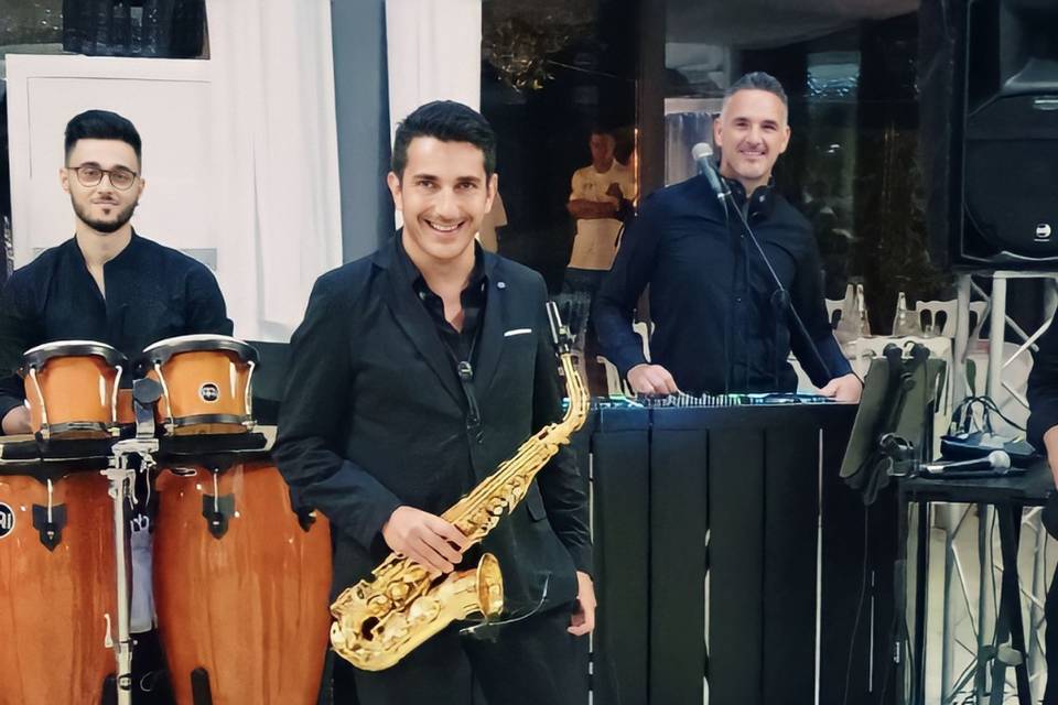 Dj, sax e percussioni,