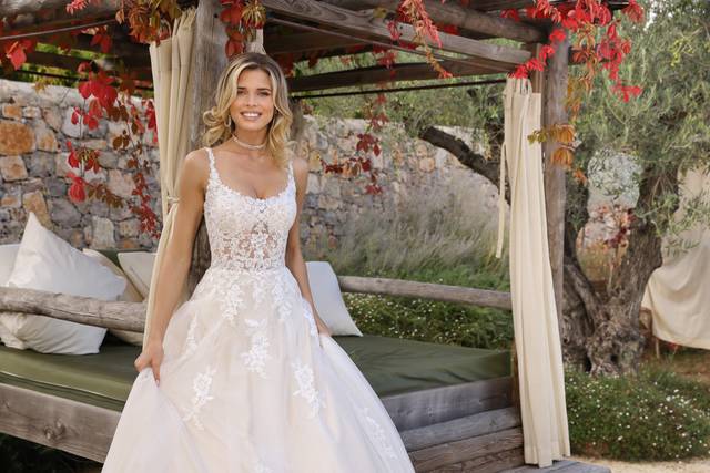 Abiti da sposa Brescia, Abito da sposa A line con corpetto impreziosito da  ricami in pizzo e pietre scintillanti e reggiseno interno - Sposamore