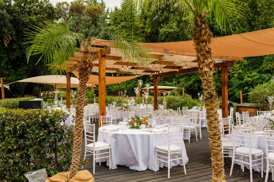 Pedana ristorante nel giardino