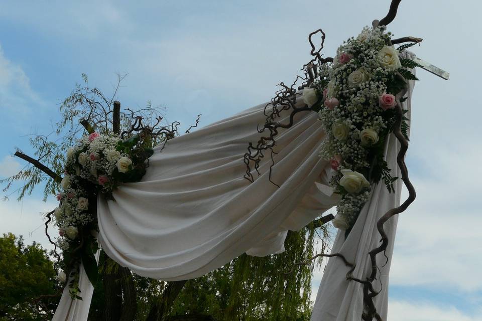 Arco con drappeggio e fiori