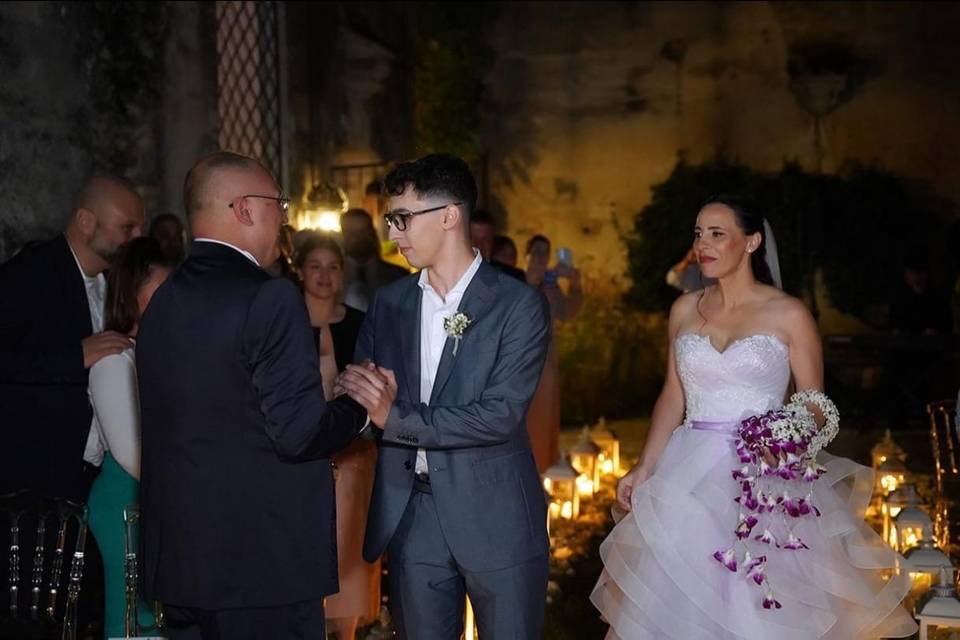 Ill figlio accompagna la sposa