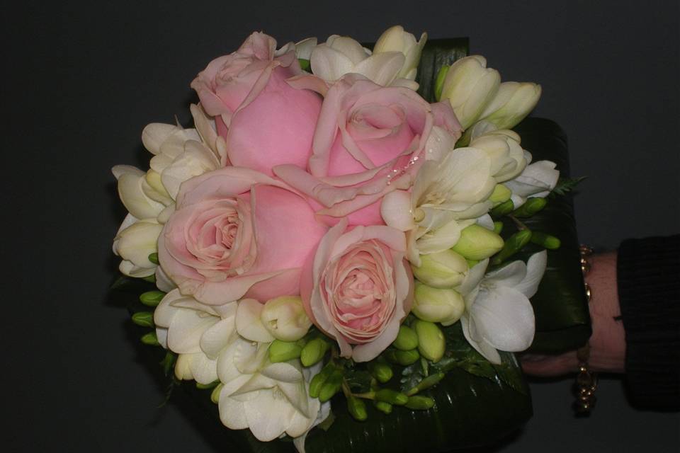 Bouquet con rose e fresie