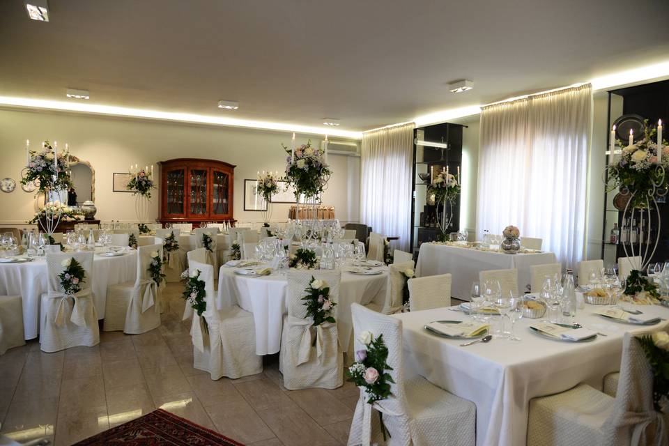 Allestimento sala ristorante