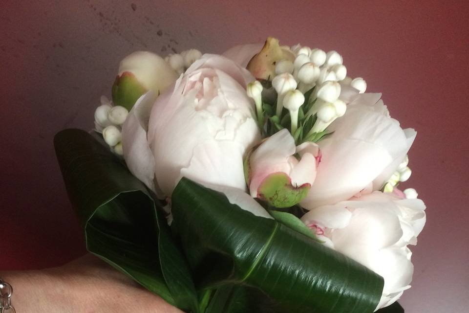 Bouquet con peonie e bovaria