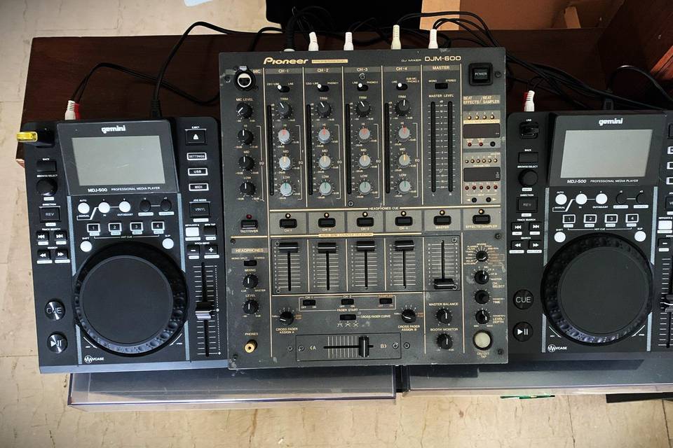 Consolle CDJ e Mixer (nostri)