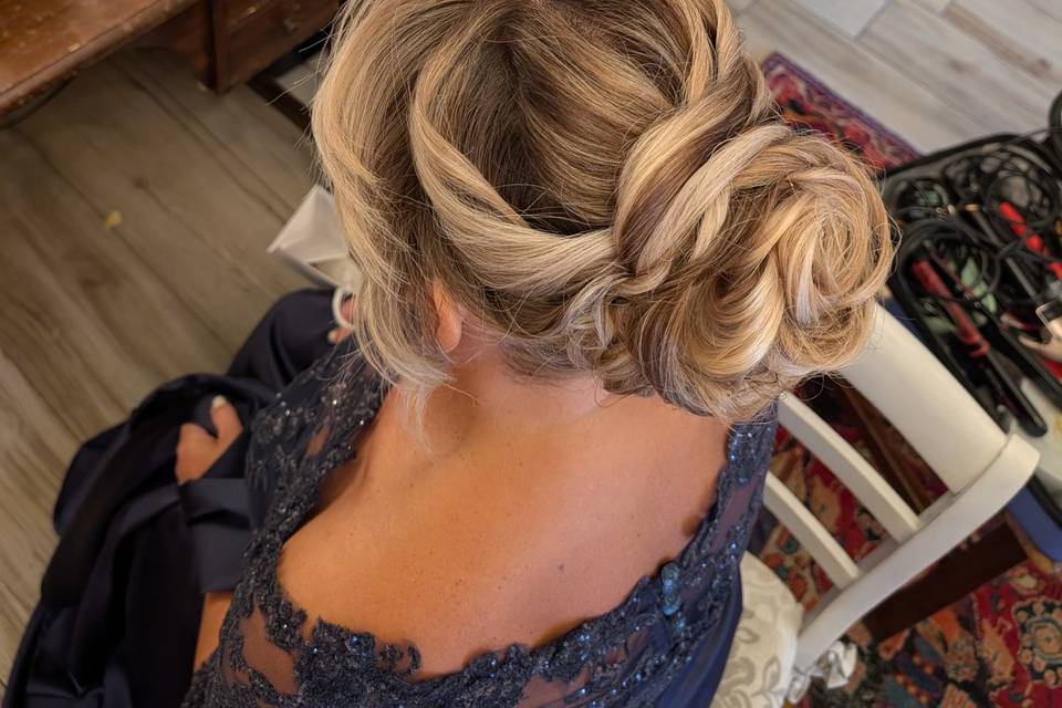 Elegante acconciatura raccolta