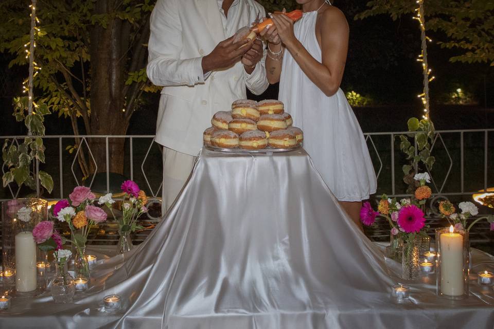 Taglio torta con bomboloni
