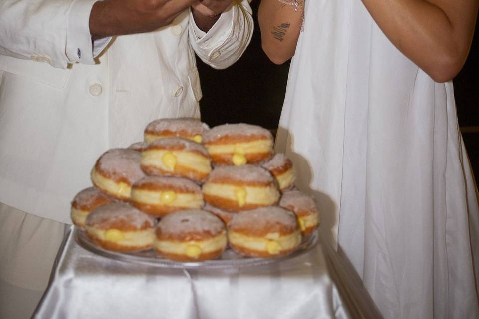 Taglio torta con bomboloni