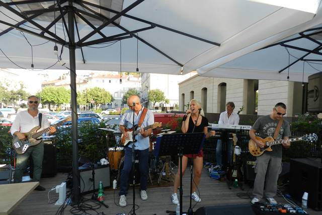 SixSoldOut cover band