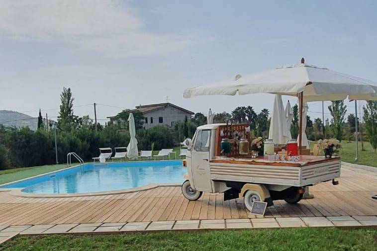 Ape aperitivo a bordo piscina