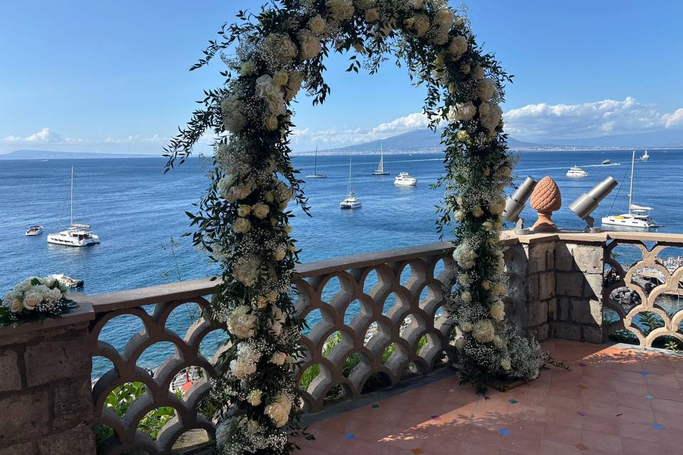 Arco di fiori bianchi