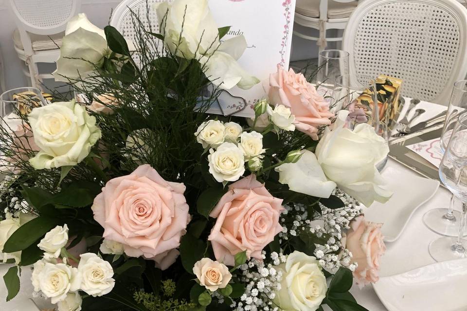 Centrotavola bianco e rosa