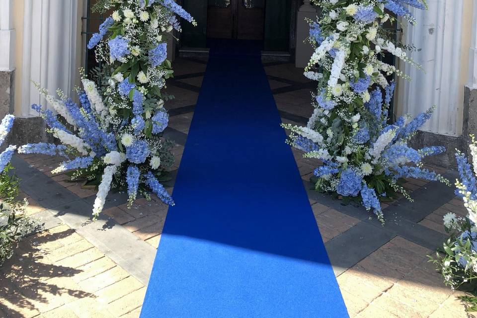 Arco di fiori con delphinium