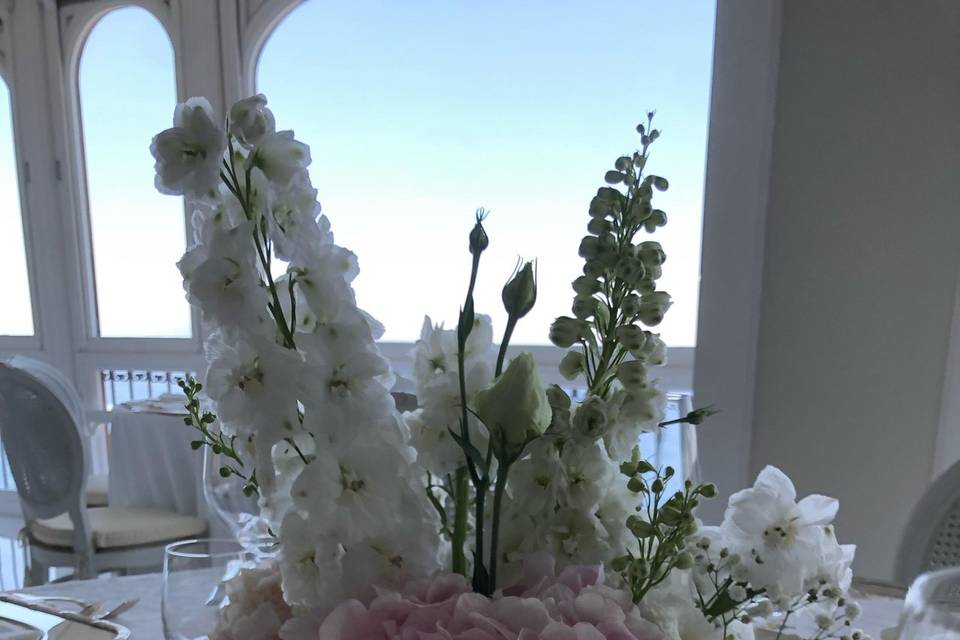 Centrotavola con delphinium