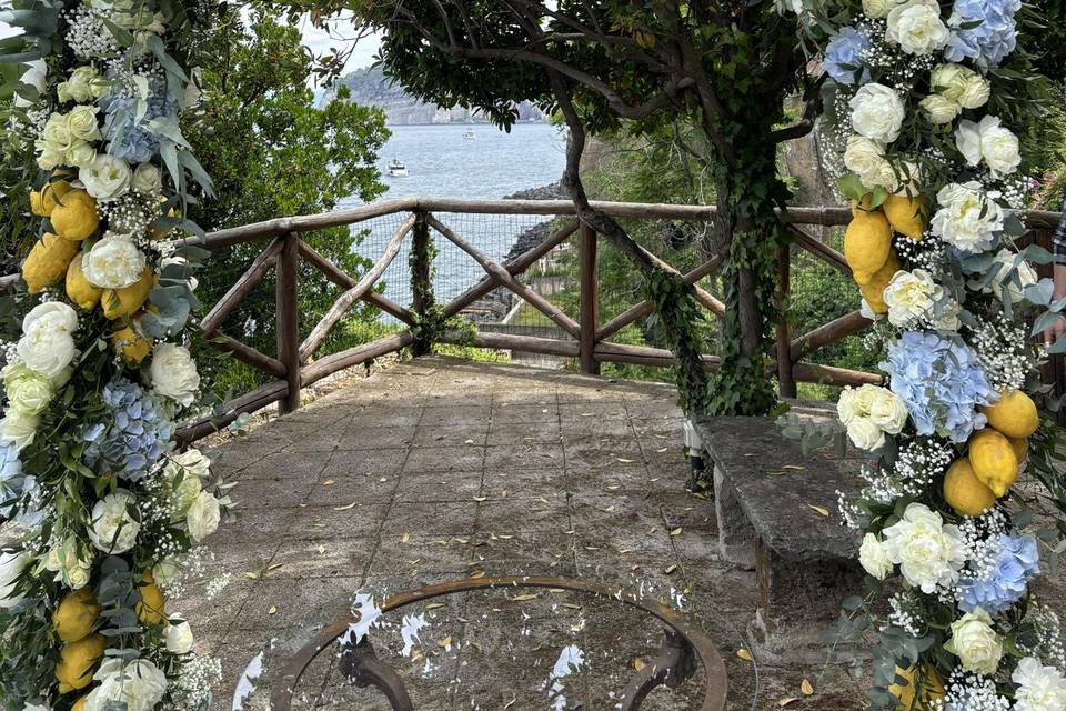 Arco di fiori e limoni