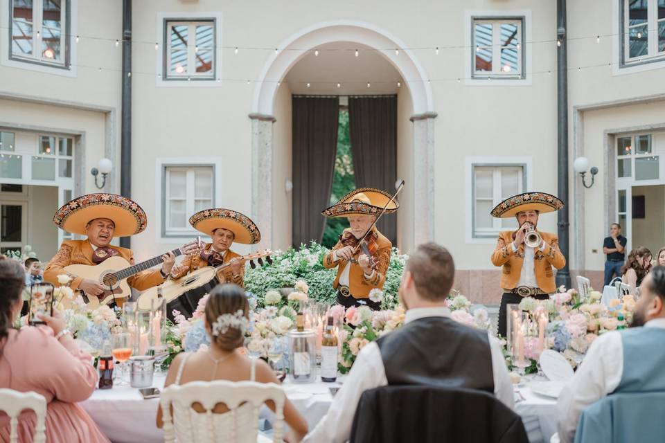 Pranzo nelle scuderie