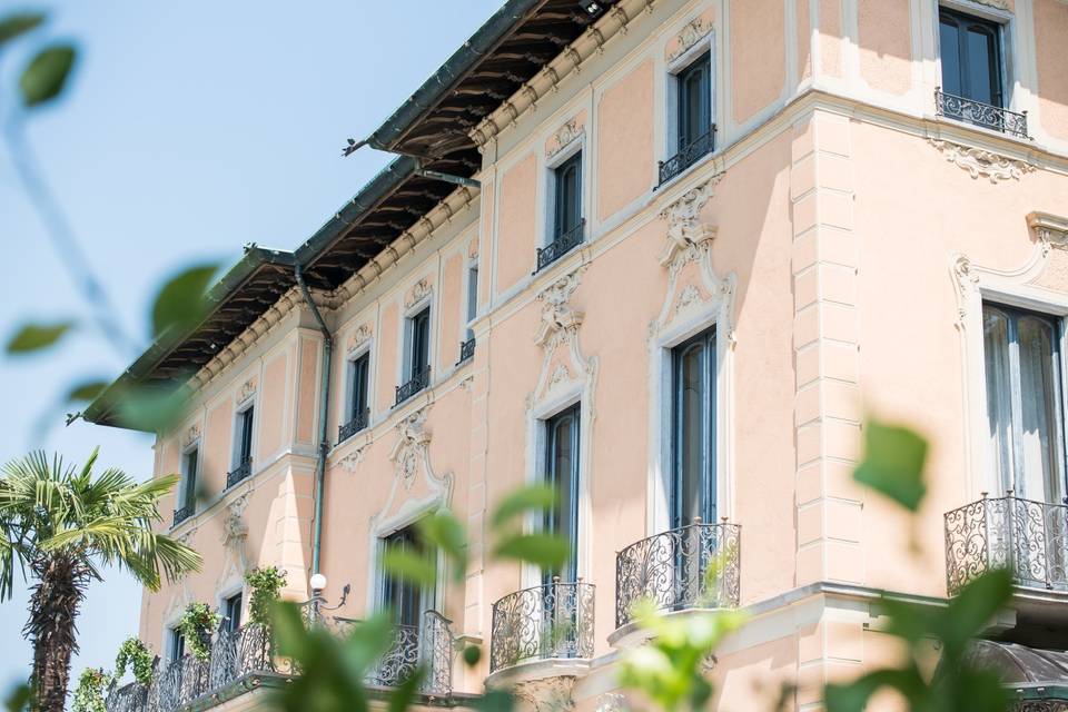 Villa Esengrini Montalbano log