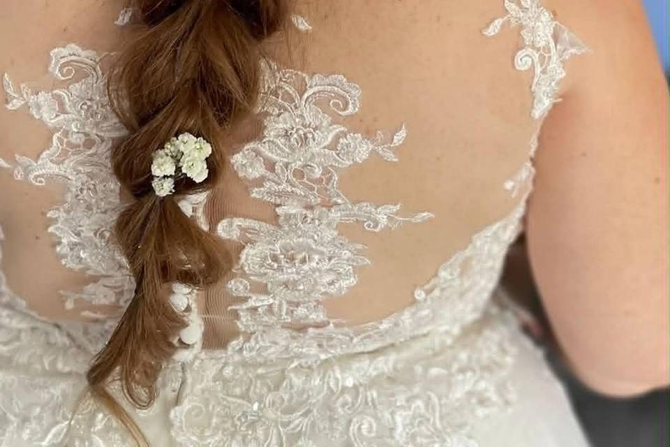 Treccia moderna con fiori