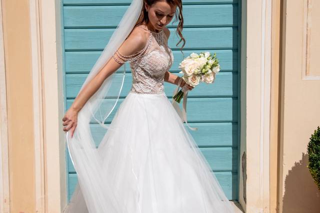 La sposa davanti alla porta