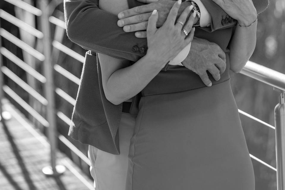 Abbraccio romantico sul ponte
