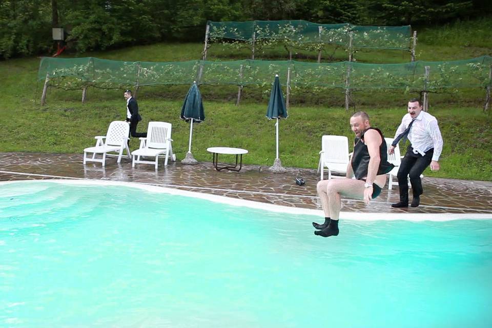 Sposo e amici in piscina