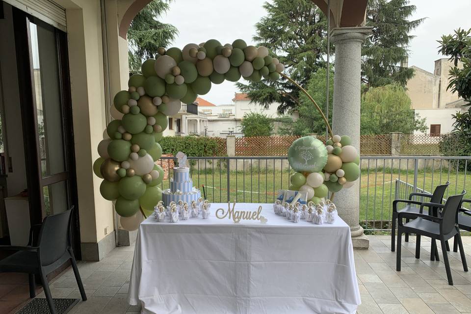 Tavolo con arco di palloncini