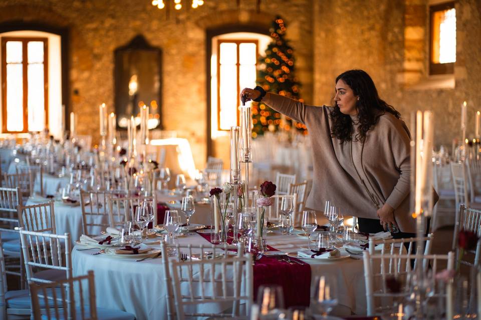 Wedding planner prepara il tavolo