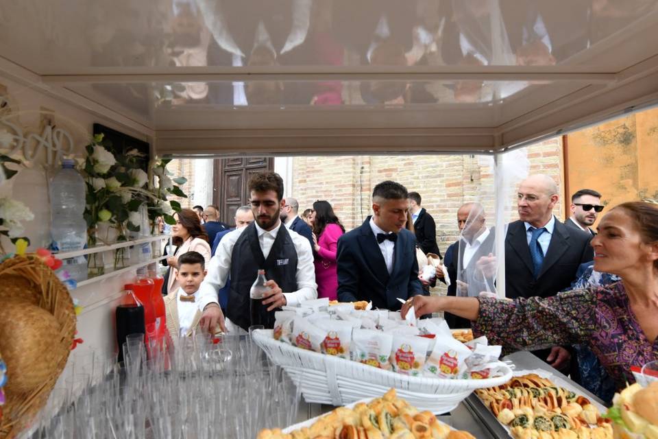 Granbuffet fuori dalla chiesa