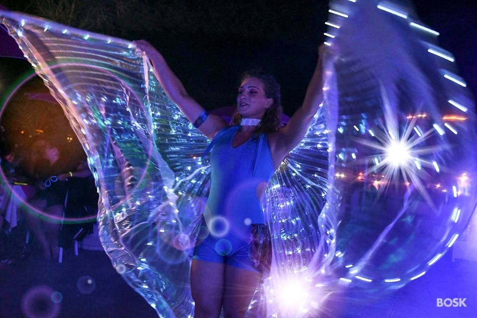 Ballerina con ali luminose