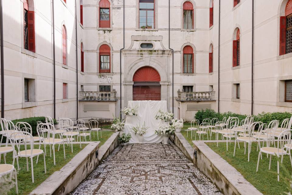 Cerimonia in corte interna