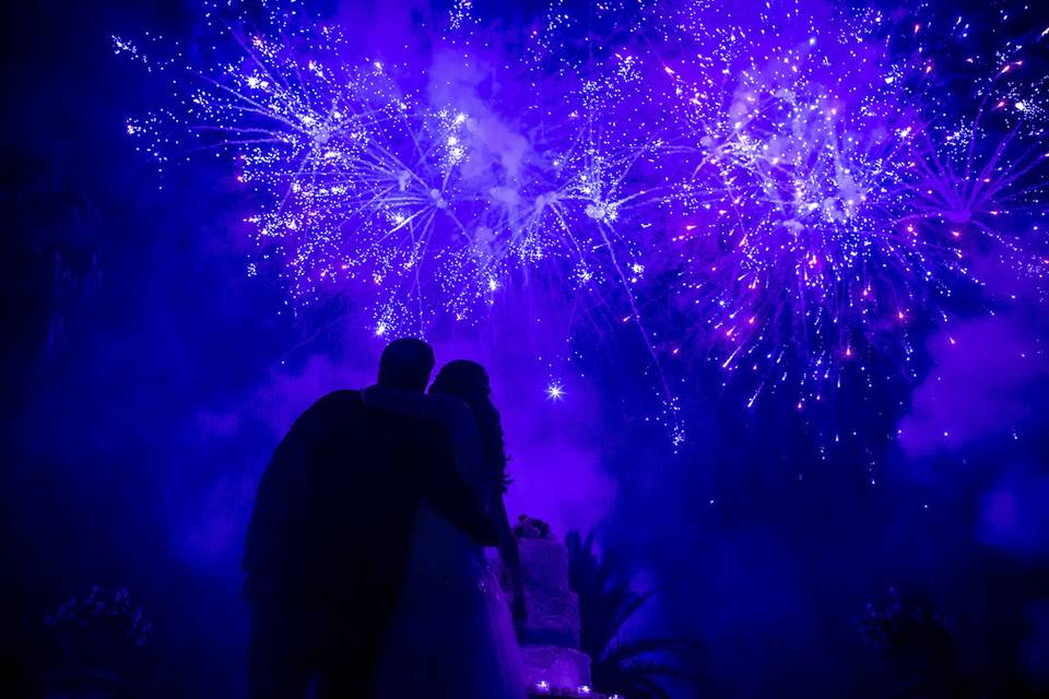 Bacio sposi fuochi artificio