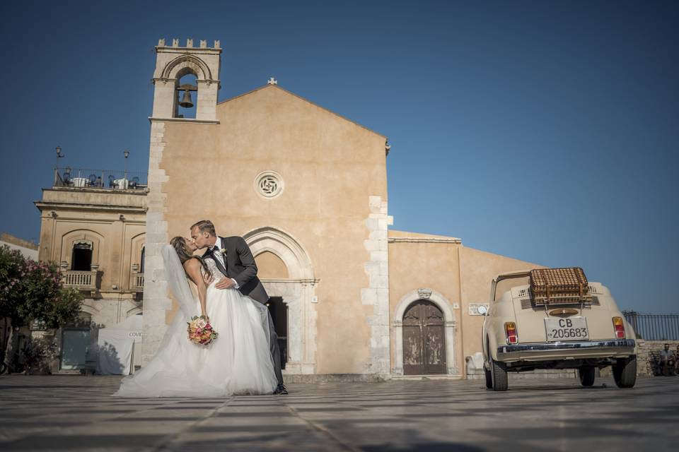 Foto sposi con 500 a Taormina