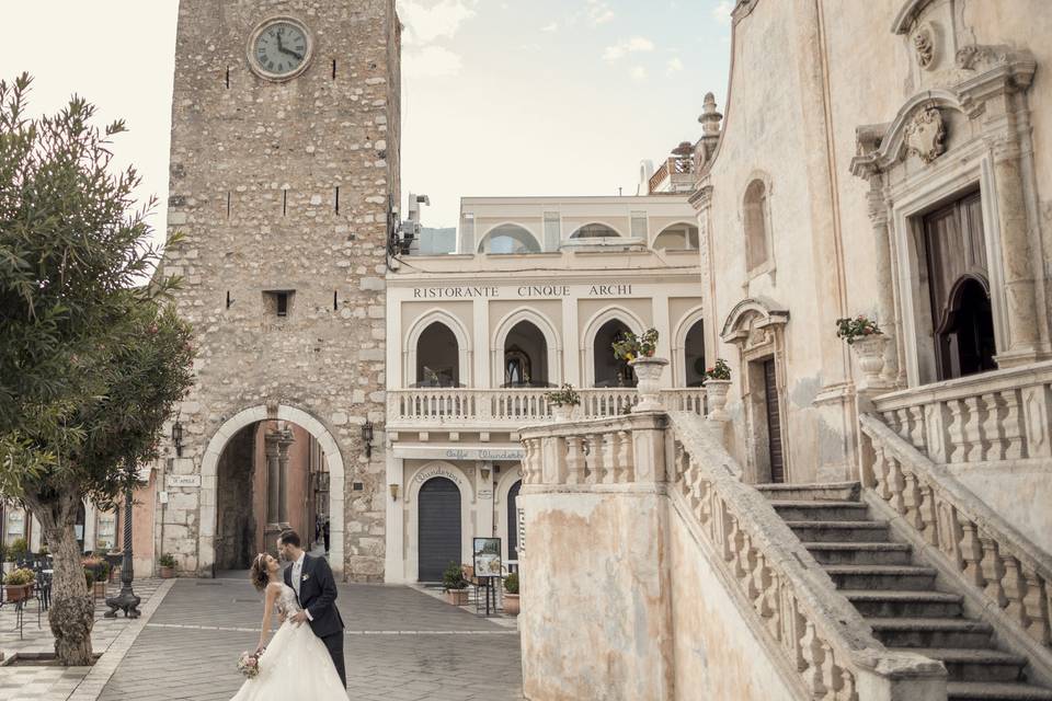Foto sposi con 500 a Taormina