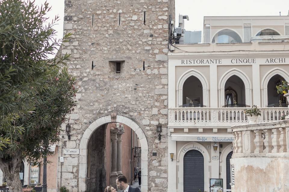 Foto sposi piazza Taormina