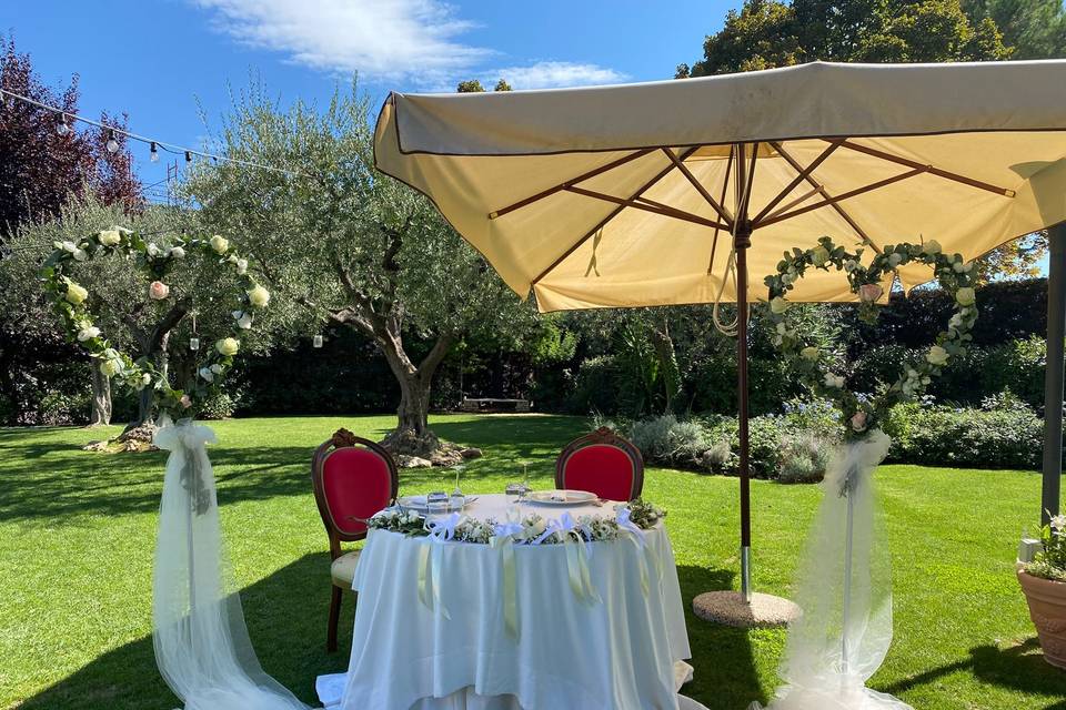 Tavolo sposi in giardino