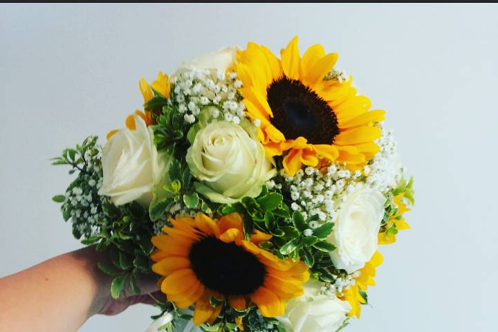 Bouquet rose bianche e girasol