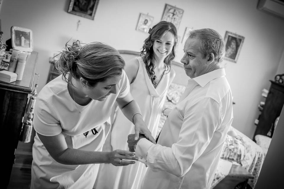 Il papà della  sposa si veste