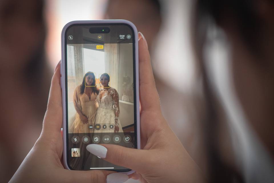 Sposa fotografata da telefono
