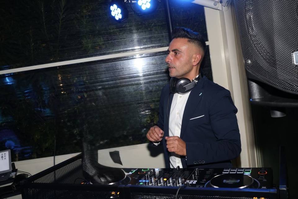 Deejay con eleganza