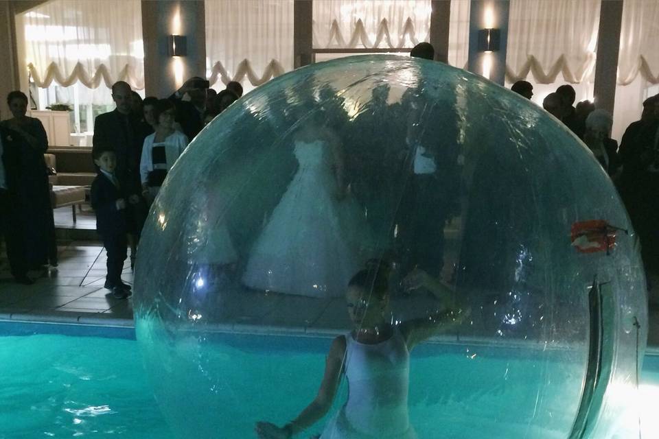 Ballerina nel sfera sull'acqua