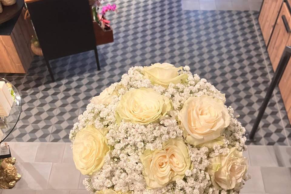Rose bianche e gypsophila