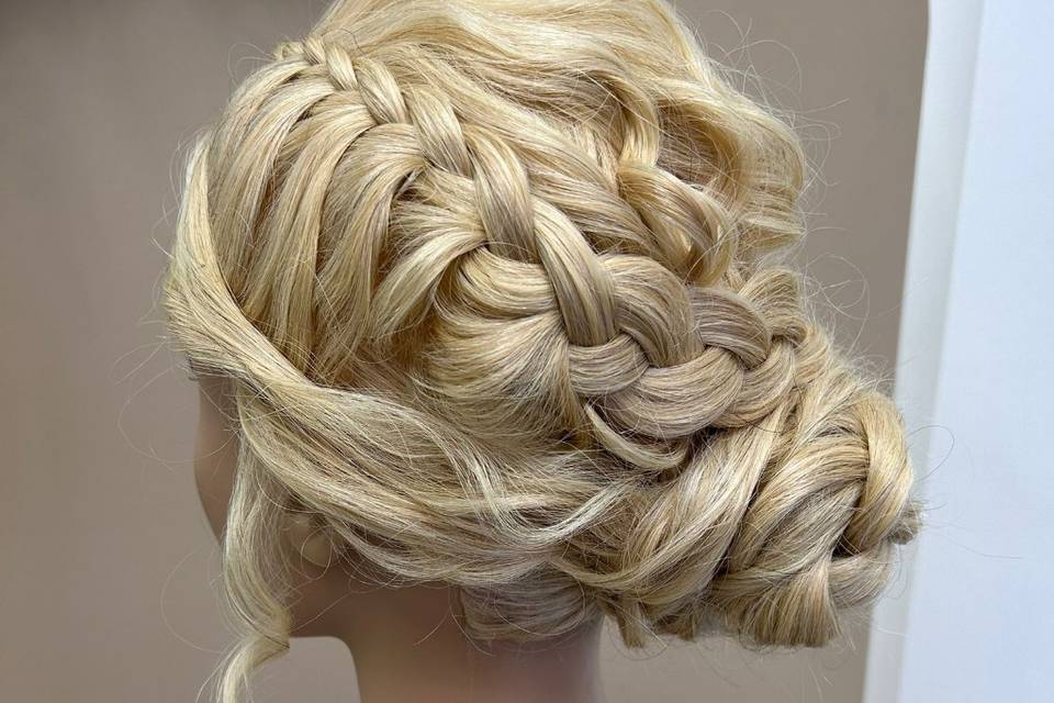 Chignon basso mosso con trecce