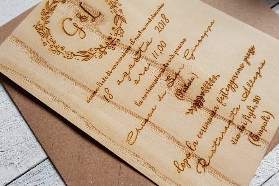 Invito su foglio di legno