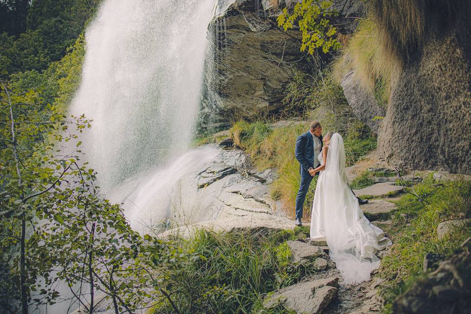 Ritratti sposi alle cascate