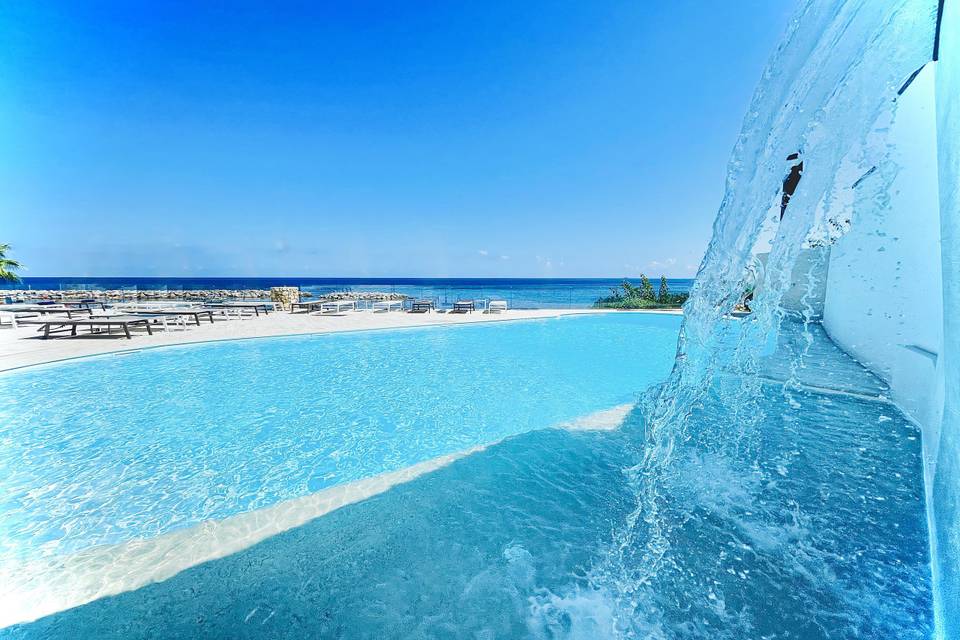 Piscina esterna vista mare